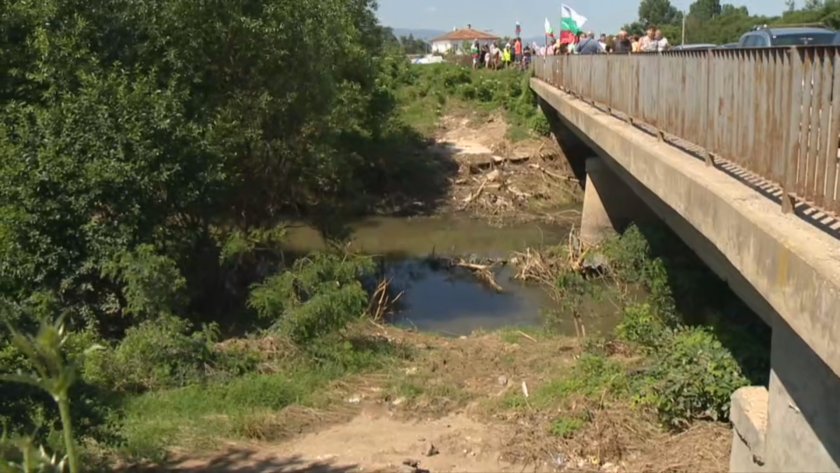 Жители на село Долни Богров протестират с искане за почистване