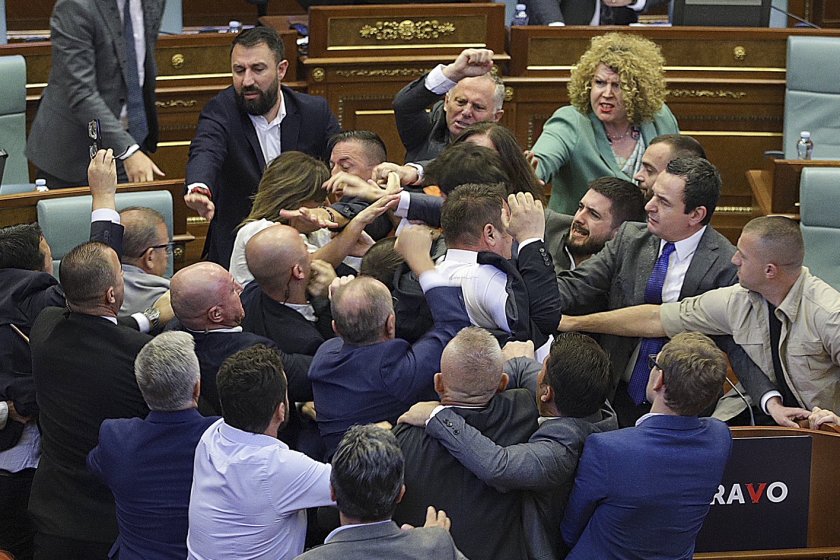Бой в парламента на Косово (ВИДЕО)