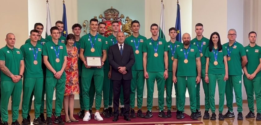 президентът румен радев връчи почетен плакет волейболните национали спечелили бронзови медали световното години