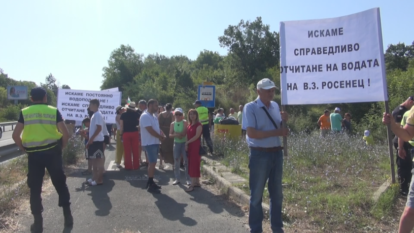 Протест край главния път Бургас-Созопол. Жителите на вилна зона Росенец
