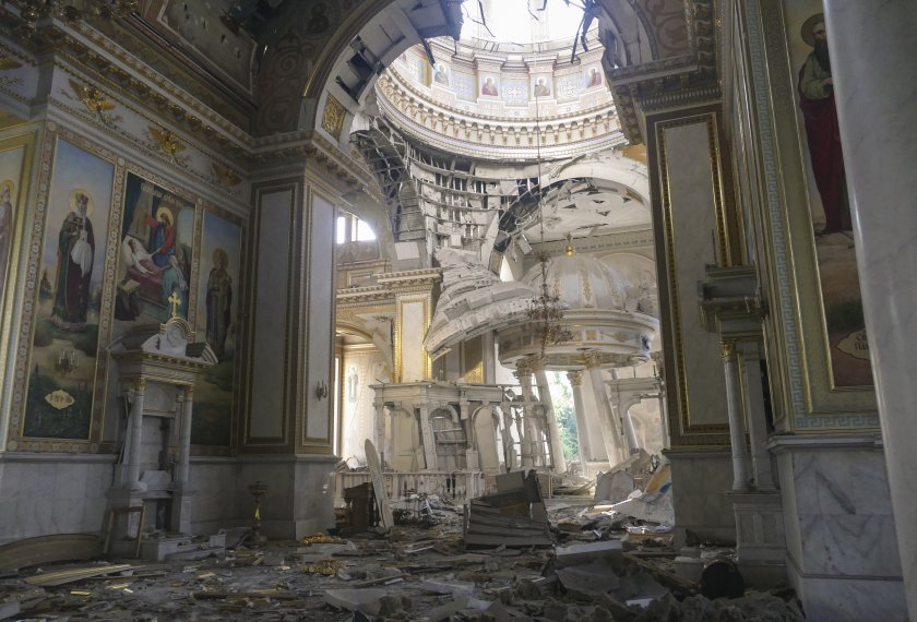 енориаши свещеници молят разрушената преображенска катедрала одеса
