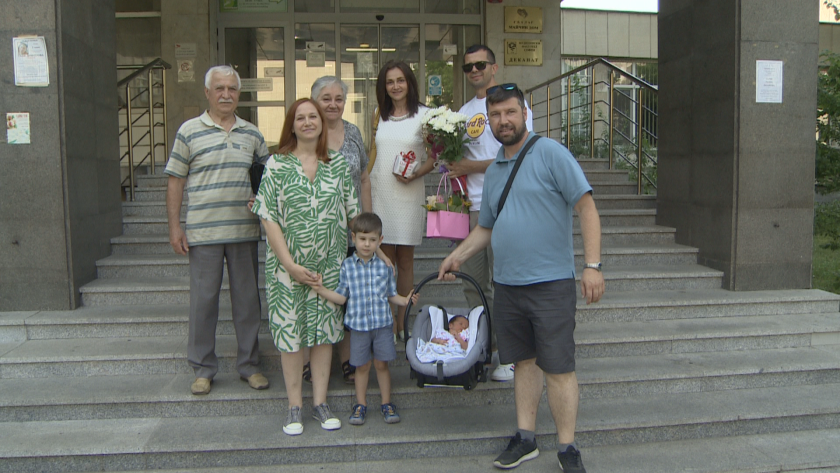 Журналистът от БНТ Пенка Ангелова и малката Адриана вече са си у дома