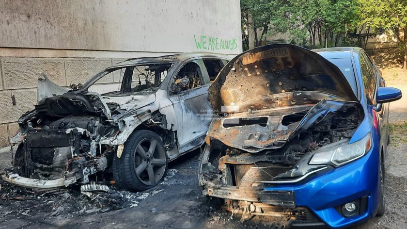 Две коли горяха пред блок 57 в столичния квартал Гео
