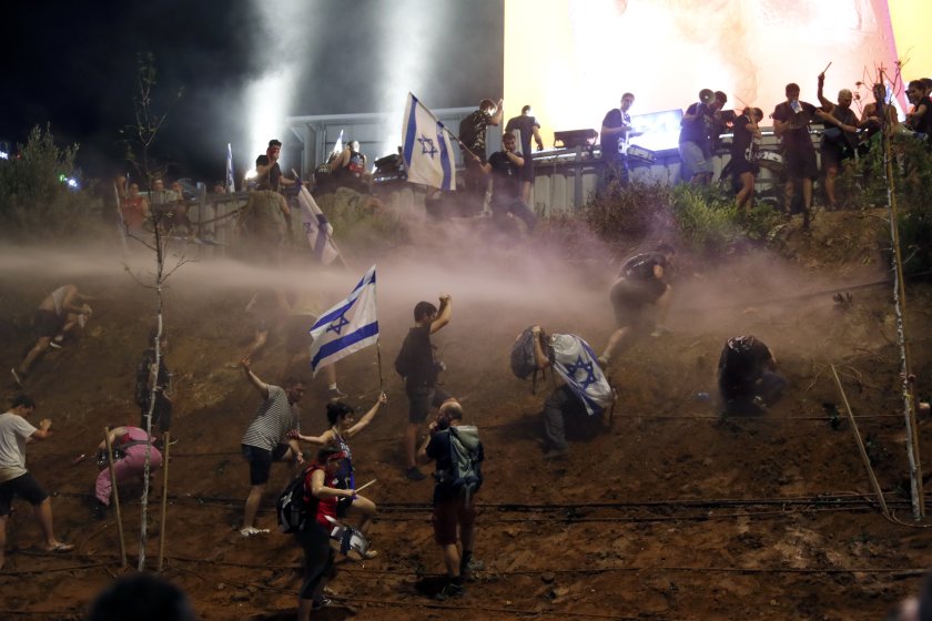 Демонстранти в Израел бяха разпръснати с водни оръдия