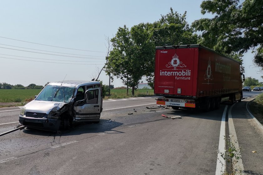 Трима пострадаха след катастрофа между тир и кола в Русе