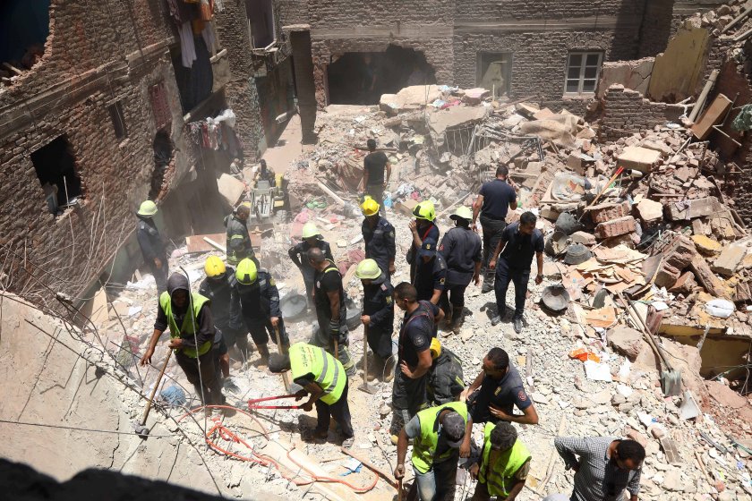 души загинаха срутване сграда кайро