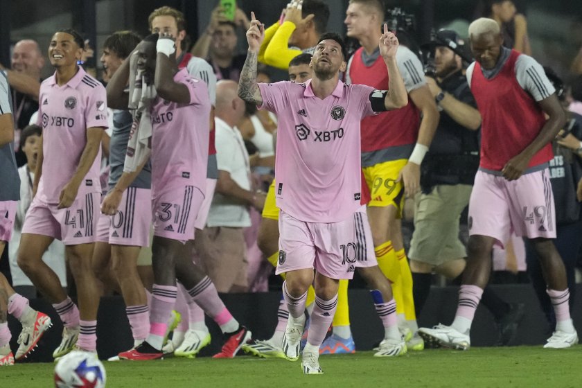 Аржентинската футболна звезда Лионел Меси направи бляскав дебют с екипа