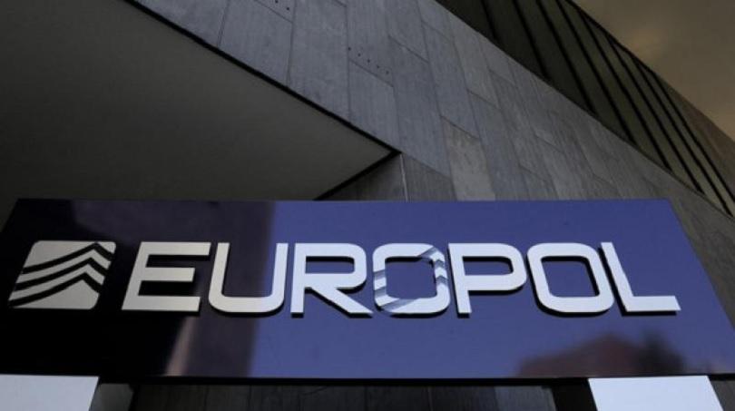 Европол разби престъпна група, подменяла етикетите на храни с изтекъл срок