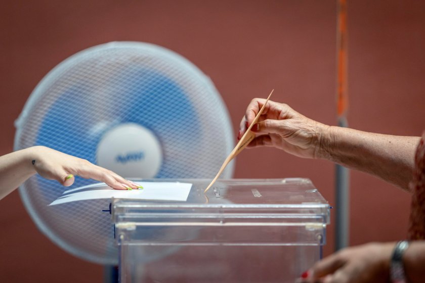първи сондажи народната партия печели парламентарните избори испания