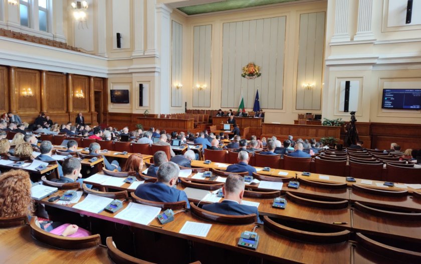 Депутатите започнаха окончателното приемане на държавния бюджет за тази година.