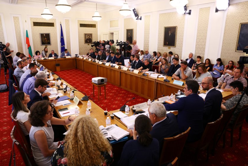 Депутатите от бюджетната комисия към парламента гласуват за второ четене