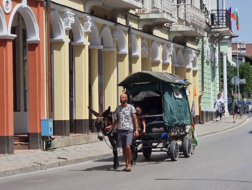 С каруца, теглена от магарето Нина, семейство с четири деца
