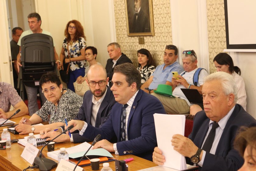 След продължили близо 11 часа дебати, малко преди полунощ депутатите