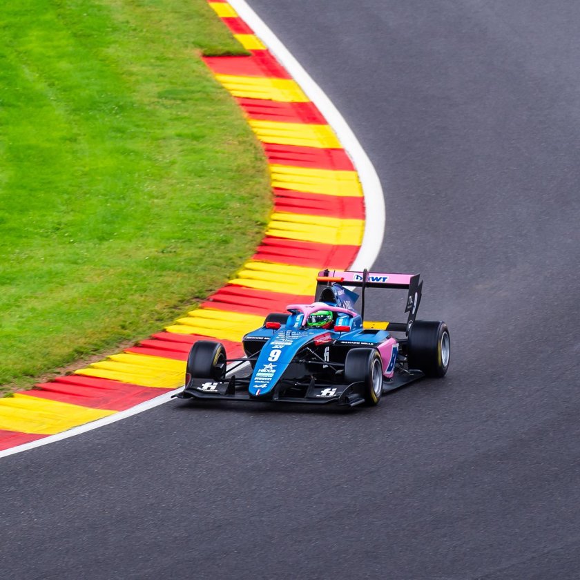 Младият български пилот във Формула 3 Никола Цолов завърши на