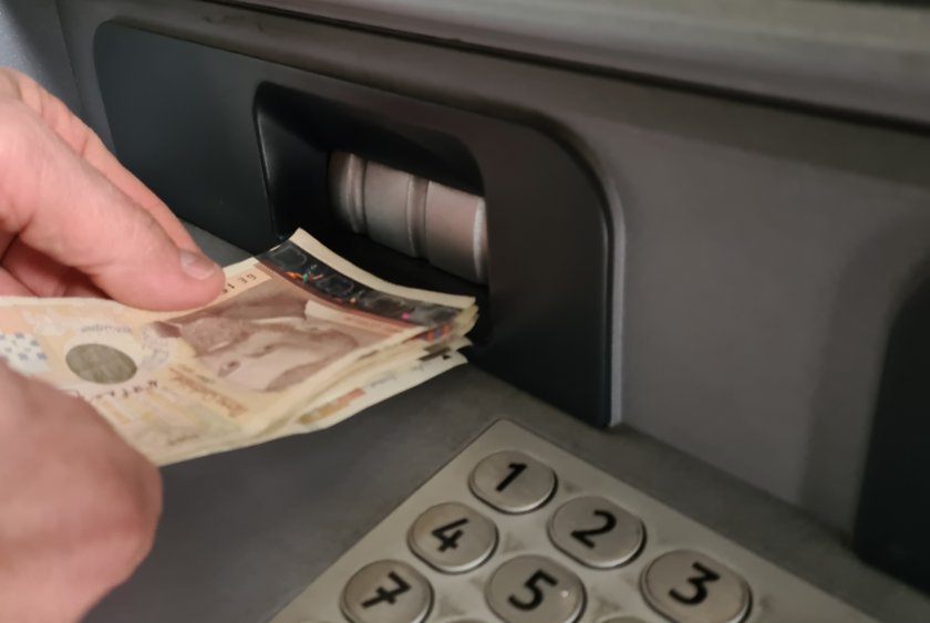 Ще стане ли възможно тегленето на заплата от банкомат без такса?