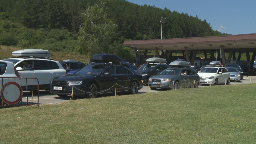 Огромни опашки на границата ни със Сърбия при ГКПП Калотина.