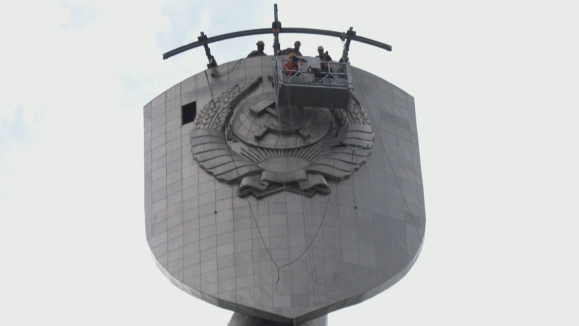 В Киев започна премахването на съветски герб от емблематичен паметник.Една