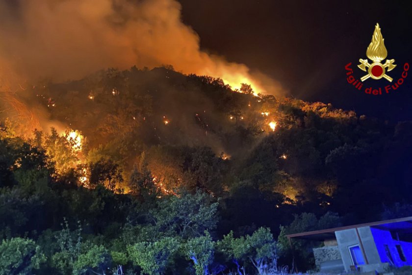 Огнен ад в Италия - няколко големи пожара бушуват на