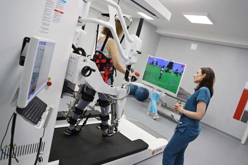 Робот рехабилитатор помага на пациенти във ВМА