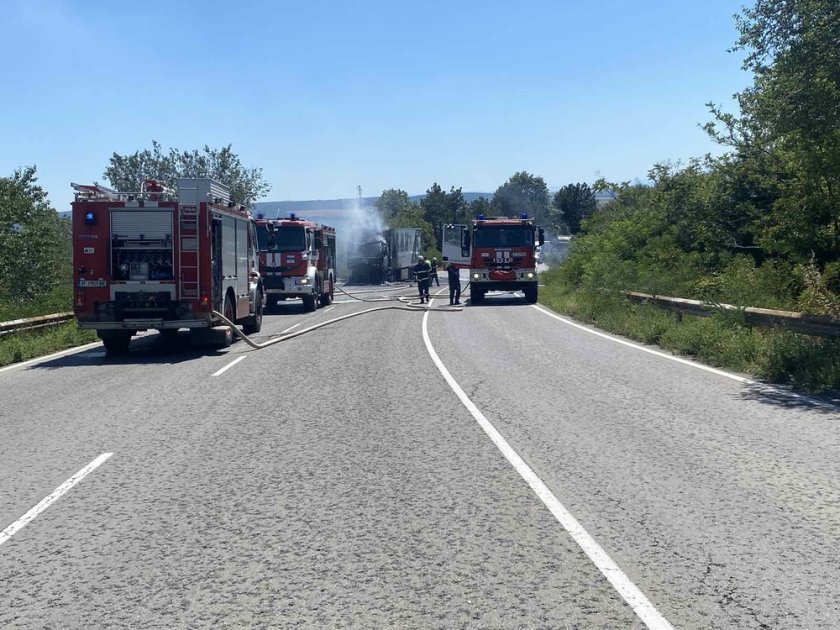 Запалил се камион затвори пътя Русе-Бяла, в участъка между Борово