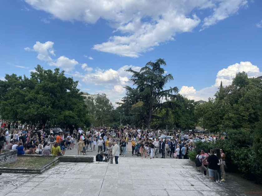 Стотиците гневни граждани на Стара Загора тръгнаха на шествие из