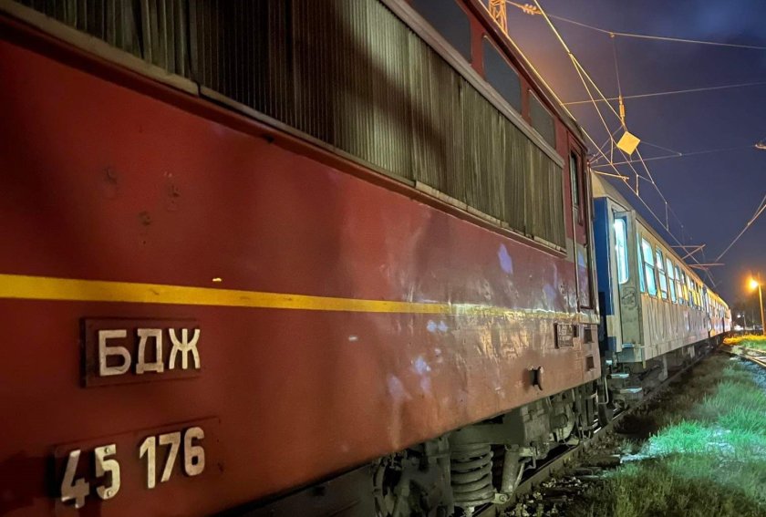 локомотив влак пътуващ червен бряг запали