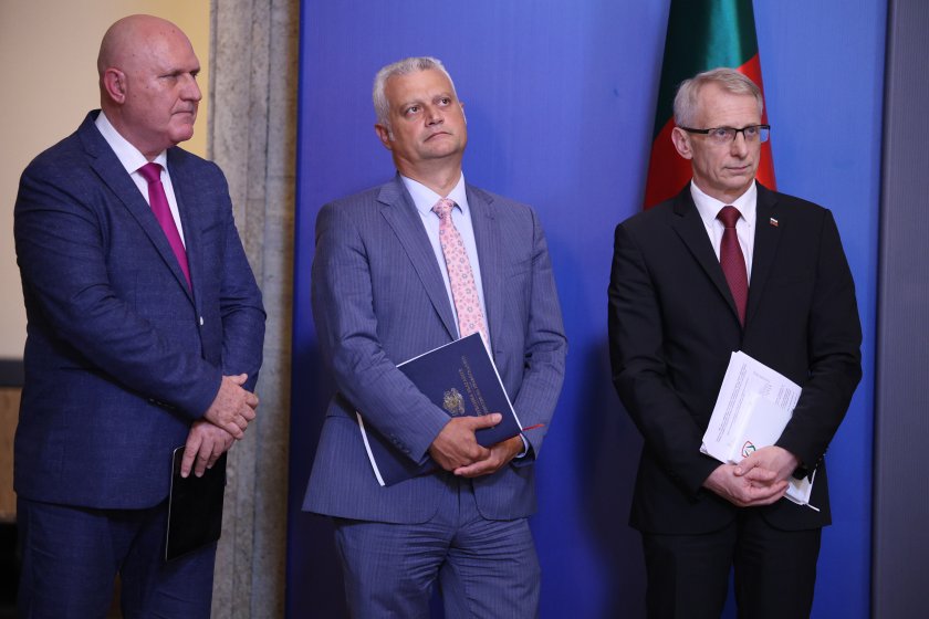 Премиерът Николай Денков и четирима министри дават брифинг в Министерския