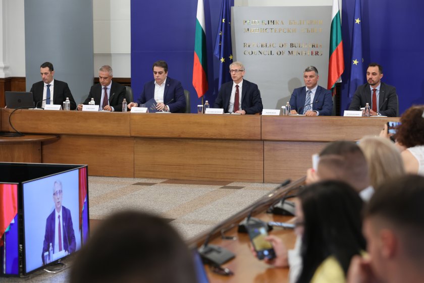 Правителството е приело детайлна управленска програма, но в подготовката на