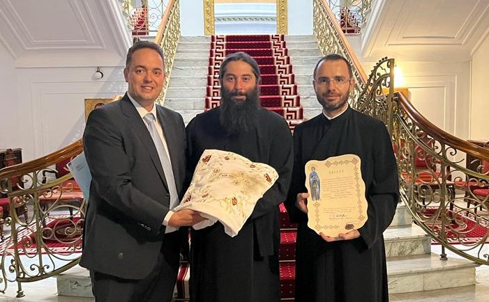 Българска делегация получи от Румъния одеждите на света Петка, ще бъдат изложени за поклонение във Велико Търново