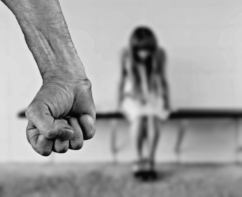 годишно момиче бито принуждавано съпружески начала годишен