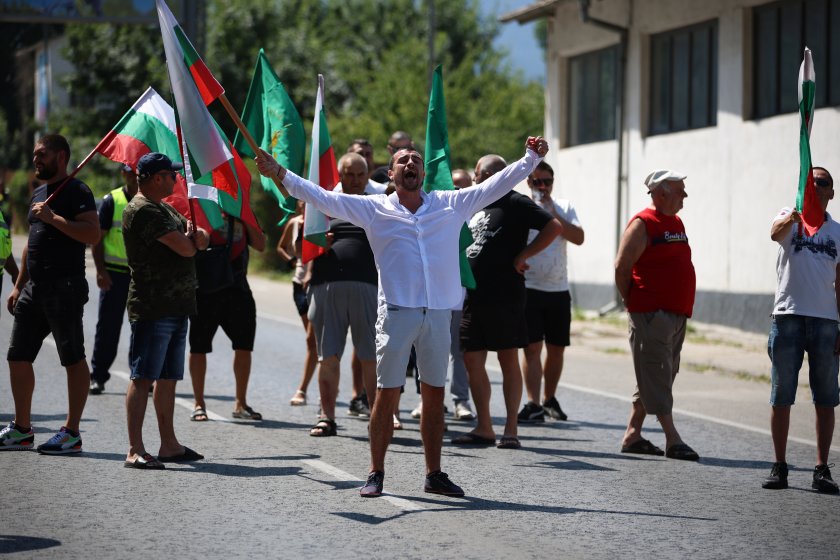 Срещу насилието: Протестиращи затвориха за кратко пътя Банско - Разлог