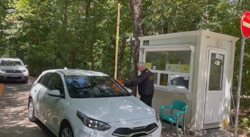 Десетки автомобили ежедневно паркират в Борисовата градина