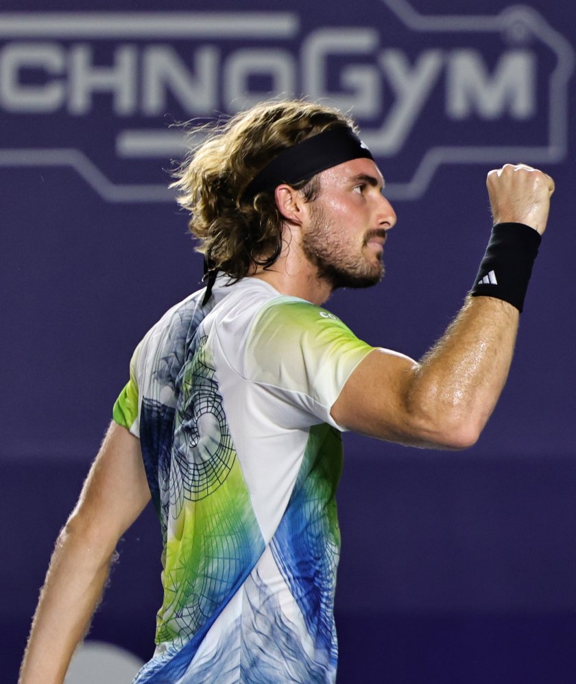 Водачът в схемата Стефанос Циципас се класира за финал на