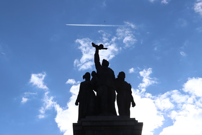 областната администрация софия търси паметника съветската армия