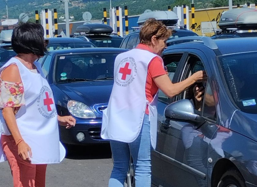 Безплатна минерална вода продължават да раздават доброволци на Българския Червен