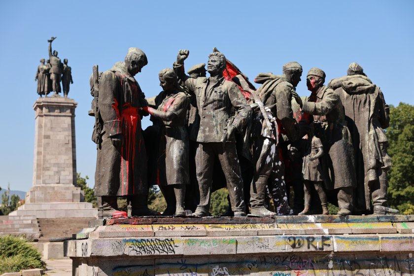 отново заляха паметника съветската армия софия боя снимки