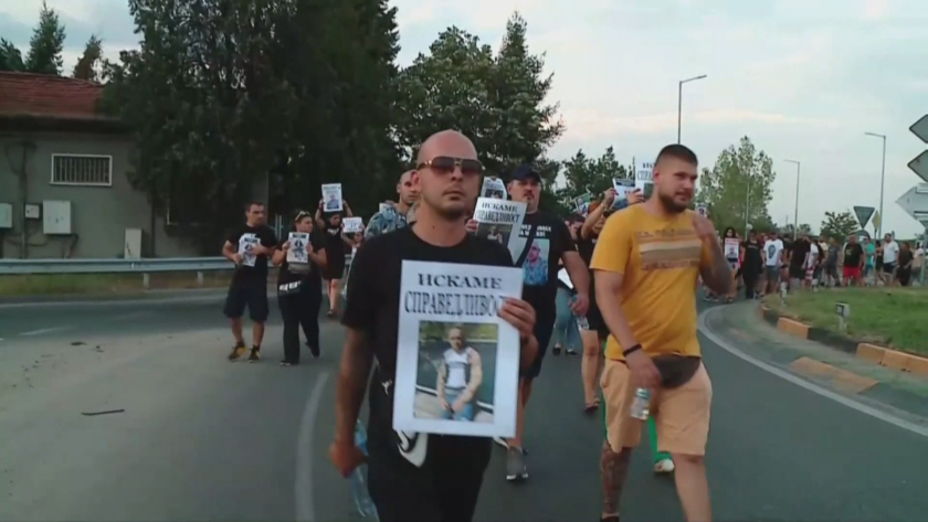 Жителите на Цалапица и излязоха за поредна вечер на протест