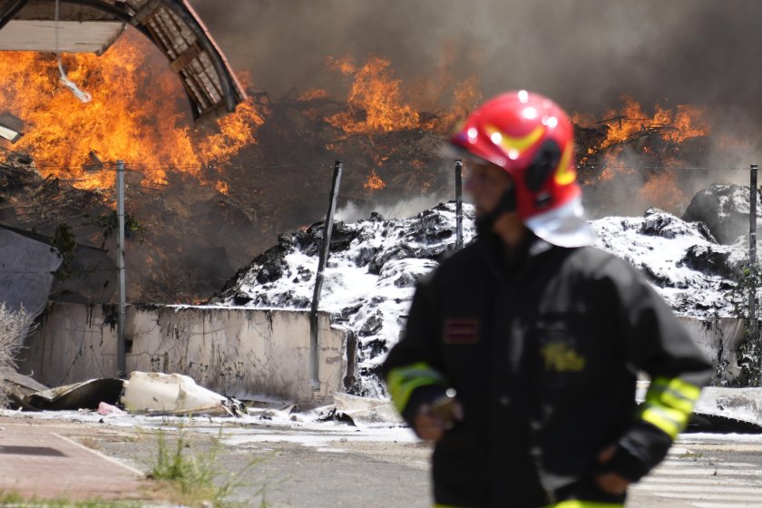 стотици хора бяха евакуирани заради пожарите остров сардиния