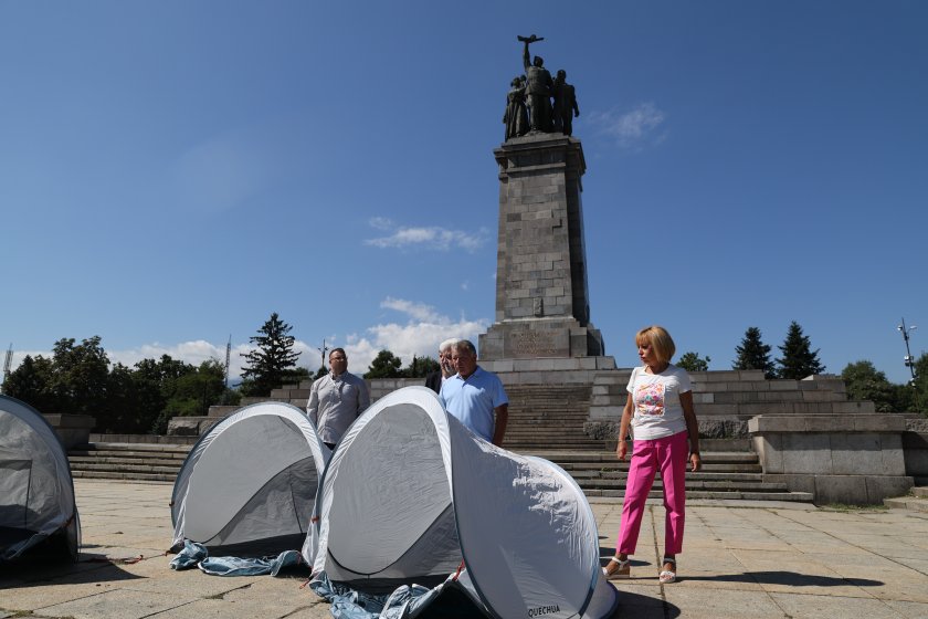 Паметникът на Съветската армия в София от днес се охранява