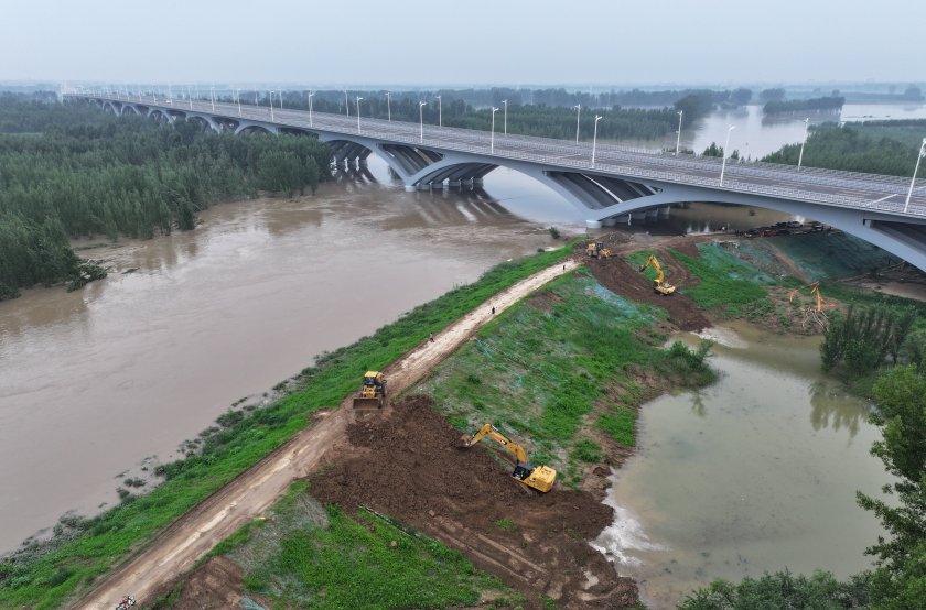 Най-малко 10 души са загинали при наводнения в Северен Китай.Най-засегната
