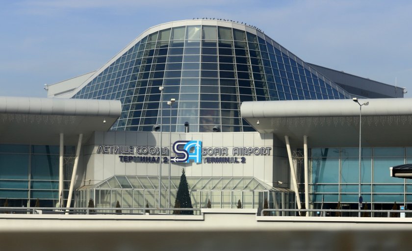 Ограбиха жена от Първомай на летище София, съобщават от полицията.