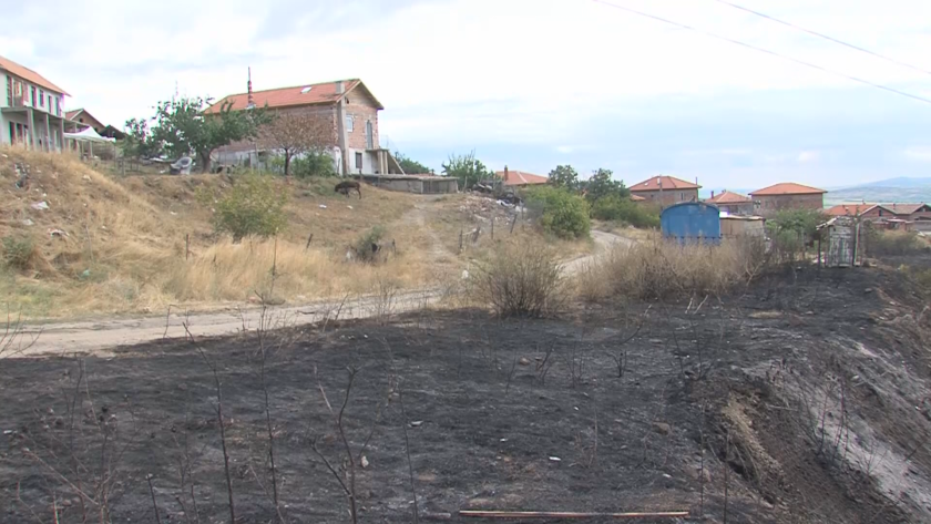 Продължава борбата с огъня край град Ветрен. Огънят се е