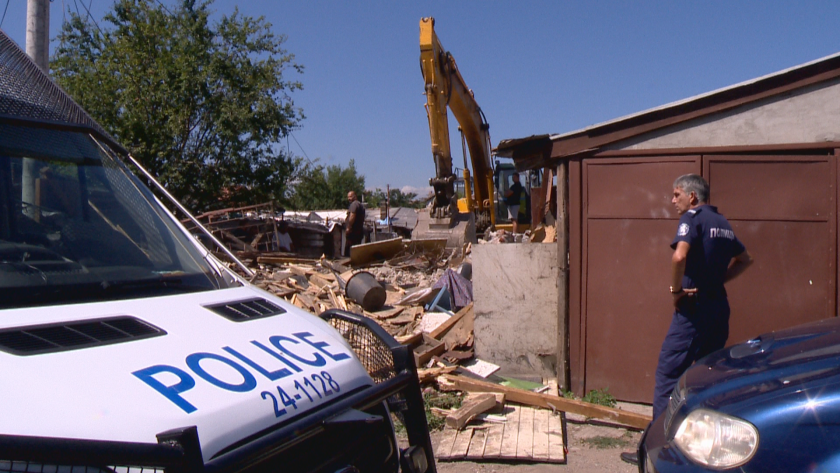 Започна събаряне на над 60 незаконни постройки в "Орландовци"