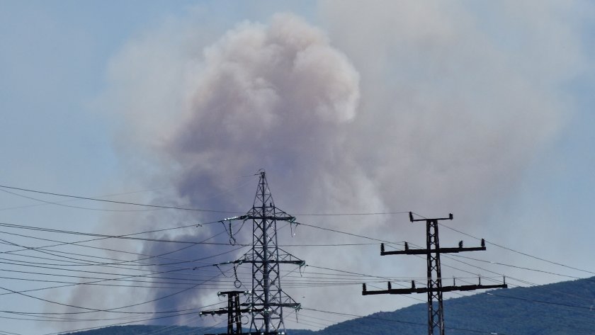 Пожар гори на територията на военно-изпитателен полигон Змейово“.Кълбата дим се