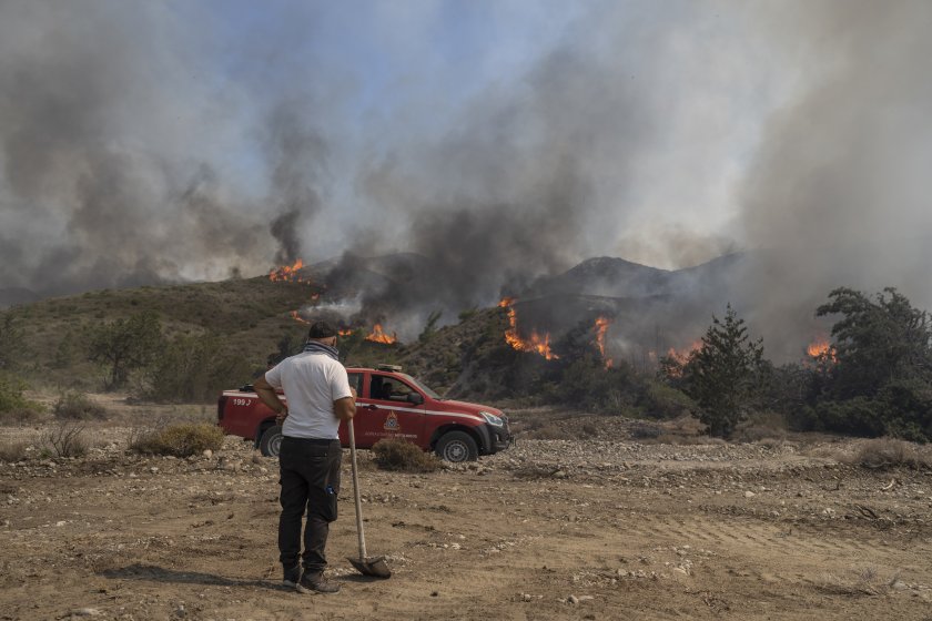 Пожар бушува на Света гора. Огънят не заплашва манастирите, но