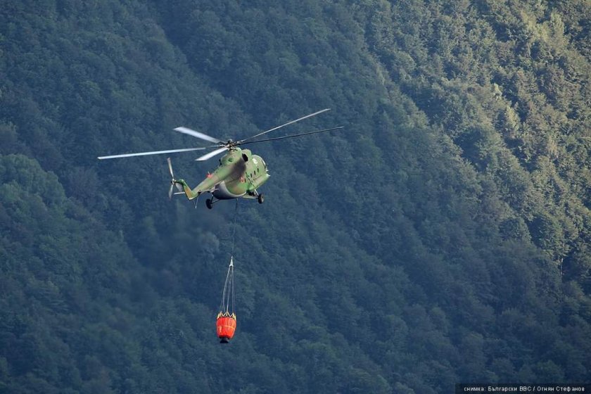 военен хеликоптер помага гасенето горски пожар пловдивско