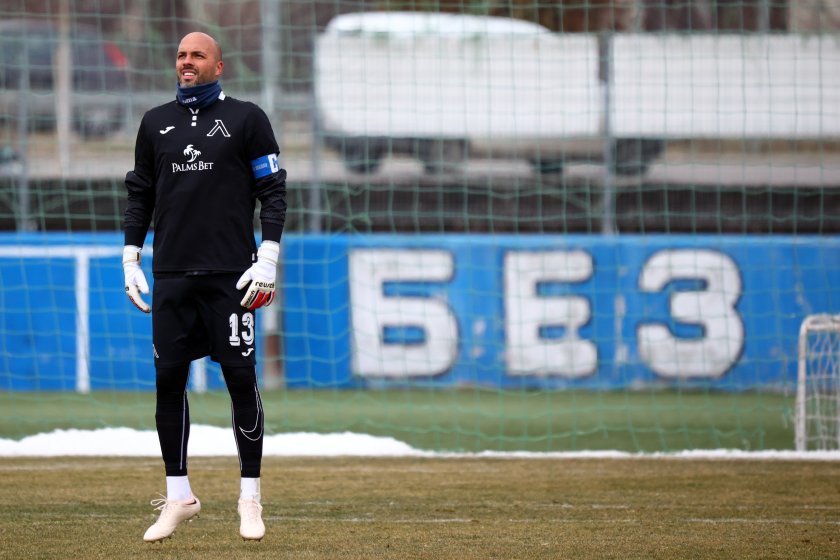 Вратарят на Левски Николай Михайлов не попадна в групата от