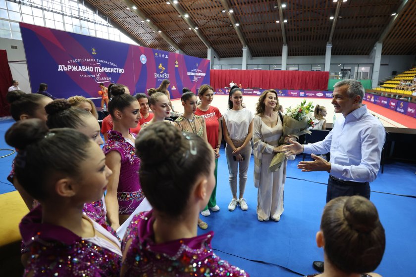 димитър илиев връчи националния флаг българските гимнастички пожела успех световното валенсия