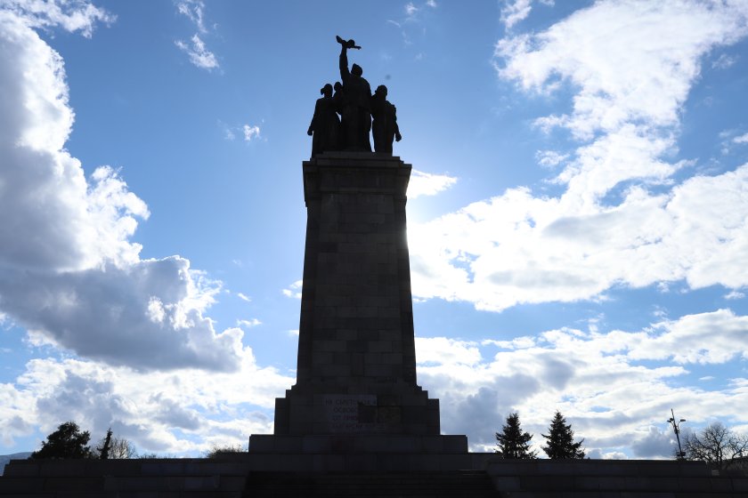 областната администрация ангажира конкретен срок преместването паметника съветската армия