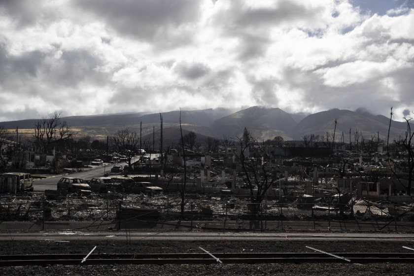 Бедствено остава положението на хавайския остров Мауи, където унищожителни пожари